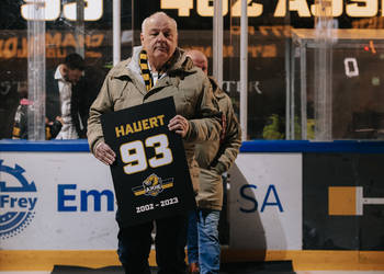 C.G Photographie, Claude Girardin, Colin Girard, HCA, HCAjoie, Hockey Club Ajoie, Monté du maillot Jordane Hauert, NL, National League, Porrentruy, RAIFFEISEN ARENA, Saison 2023-24, avant match, cérémonie, hockey