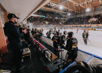 C.G Photographie, Colin Girard, Fin de match, HCA, HCAjoie, Hockey Club Ajoie, Match de charité, NL, National League, Porrentruy, RAIFFEISEN ARENA, Saison 2023-24, banc joueur, hockey