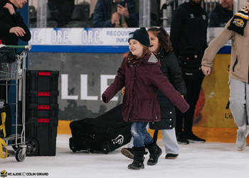 C.G Photographie, Colin Girard, Fin de match, HCA, HCAjoie, Hockey Club Ajoie, Ligue contre le cancer, Match de charité, NL, National League, Porrentruy, RAIFFEISEN ARENA, Saison 2023-24, enfant, hockey