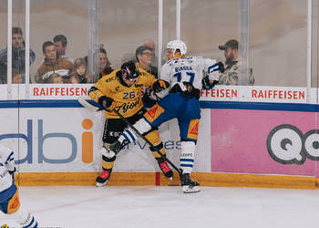 26 Fey Kevin, C.G Photographie, Colin Girard, HCA, HCA Vs EVZ, HCAjoie, Hockey Club Ajoie, Joueurs NL, Maillot Jaune, NL, National League, Porrentruy, RAIFFEISEN ARENA, Saison 2023-24, Saison 2024-25, charge à la bande, faute, hockey