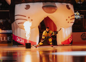 18 Pouilly Bastien, C.G Photographie, Club National League, Colin Girard, HCA, HCA Vs EHCK, HCAjoie, Hockey Club Ajoie, Joueurs 1ERE, Maillot Jaune, NL, National League, Porrentruy, RAIFFEISEN ARENA, Saison 2024-25, entrée joueurs, hockey