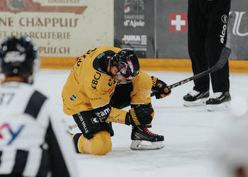 8 Devos Philip-Michaël, But, C.G Photographie, Club National League, Colin Girard, HCA, HCA Vs EHCK, HCAjoie, Hockey Club Ajoie, Joueurs 1ERE, Maillot Jaune, NL, National League, Porrentruy, RAIFFEISEN ARENA, Saison 2024-25, célébration, hockey