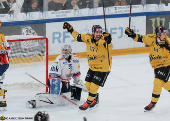 87 Pedretti Marco, But, C.G Photographie, Club National League, Colin Girard, HCA, HCA Vs EHCK, HCAjoie, Hockey Club Ajoie, Joueurs 1ERE, Maillot Jaune, NL, National League, Porrentruy, RAIFFEISEN ARENA, Saison 2024-25, célébration, hockey