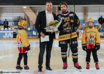 70 Romanenghi Matteo, Admin, C.G Photographie, Club National League, Colin Girard, HCA, HCAjoie, Hockey Club Ajoie, Joueurs 1ERE, Kimmo Bellmann, Maillot Jaune et Noir, NL, National League, Porrentruy, RAIFFEISEN ARENA, Saison 2024-25, cérémonie, hockey, jubilé