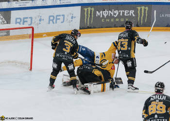 3 Honka Anttoni, 40 Ciaccio Damiano, 43 Brennan Terrence James, C.G Photographie, Club National League, Colin Girard, Gardien, HCA, HCAjoie, Hockey Club Ajoie, Joueurs 1ERE, Maillot Jaune et Noir, NL, National League, Porrentruy, RAIFFEISEN ARENA, Saison 2024-25, chute, hockey