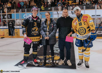 3 Honka Anttoni, Andres Ambühl, Beutcher du match, C.G Photographie, Club National League, Colin Girard, Fin de match, HCA, HCAjoie, Hockey Club Ajoie, Maillot Jaune et Noir, NL, National League, Porrentruy, RAIFFEISEN ARENA, Saison 2024-25, hockey