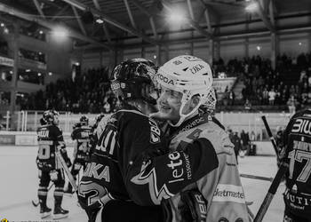 C.G Photographie, Club National League, Colin Girard, Fin de match, HCA, HCAjoie, Hockey Club Ajoie, Maillot Jaune et Noir, NL, National League, Porrentruy, RAIFFEISEN ARENA, Saison 2024-25, complicité, frère Honka, hockey