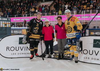 3 Honka Anttoni, C.G Photographie, Club National League, Colin Girard, Fin de match, HCA, HCAjoie, Hockey Club Ajoie, Honka Julius, Ligue contre le cancer, Maillot Jaune et Noir, NL, National League, Porrentruy, RAIFFEISEN ARENA, Saison 2024-25, frère, frère Honka, hockey, meilleurs joueurs