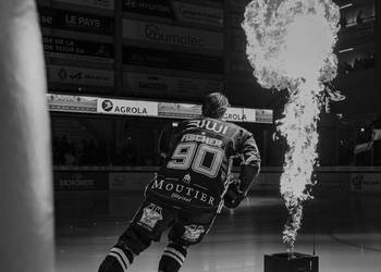 C.G Photographie, Club National League, Colin Girard, HCA, HCA Vs GSHC, HCAjoie, Hockey Club Ajoie, NL, National League, Porrentruy, RAIFFEISEN ARENA, Saison 2024-25, entrée joueurs, feu, hockey, maillot noir