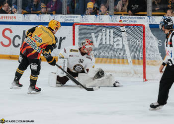 32 Turkulainen Jerry, But, C.G Photographie, Club National League, Colin Girard, HCA, HCAjoie, Hockey Club Ajoie, Joueurs 1ERE, NL, National League, Porrentruy, RAIFFEISEN ARENA, Saison 2024-25, Villat Meubles, célébration, hockey, maillot noir, sponsor