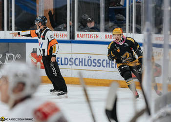 32 Turkulainen Jerry, But, C.G Photographie, Club National League, Colin Girard, Feldschlossen, HCA, HCAjoie, Hockey Club Ajoie, Joueurs 1ERE, NL, National League, Porrentruy, RAIFFEISEN ARENA, Saison 2024-25, célébration, hockey, maillot noir, sponsor