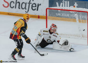 32 Turkulainen Jerry, But, C.G Photographie, Club National League, Colin Girard, HCA, HCAjoie, Hockey Club Ajoie, Joueurs 1ERE, NL, National League, Porrentruy, Postfinance Topscorer, RAIFFEISEN ARENA, Saison 2024-25, célébration, hockey, maillot noir