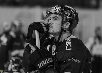 18 Pouilly Bastien, C.G Photographie, Club National League, Colin Girard, Fin de match, HCA, HCAjoie, Hockey Club Ajoie, Joueurs 1ERE, NL, National League, Porrentruy, RAIFFEISEN ARENA, Saison 2024-25, emotion, hockey, maillot noir, tristesse