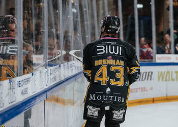 43 Brennan Terrence James, C.G Photographie, Club National League, Colin Girard, Fin de match, HCA, HCAjoie, Hockey Club Ajoie, Joueurs 1ERE, NL, National League, Porrentruy, RAIFFEISEN ARENA, Saison 2024-25, hockey, maillot noir