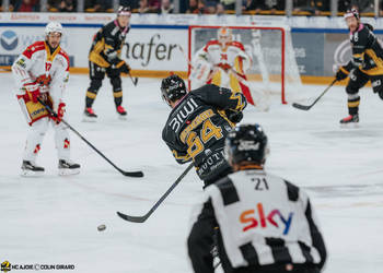 64 Scheidegger Joel, C.G Photographie, Club National League, Colin Girard, HCA, HCA Vs EHCB, HCAjoie, Hockey Club Ajoie, Joueurs 1ERE, NL, National League, Porrentruy, RAIFFEISEN ARENA, Saison 2024-25, hockey, maillot noir