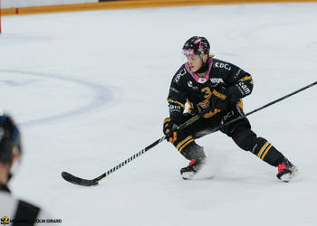 3 Honka Anttoni, C.G Photographie, Club National League, Colin Girard, HCA, HCA Vs EHCB, HCAjoie, Hockey Club Ajoie, NL, National League, Porrentruy, RAIFFEISEN ARENA, Saison 2024-25, freinage, hockey, maillot noir