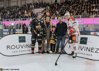 4 Hazen Jonathan, C.G Photographie, Club National League, Colin Girard, Fin de match, HCA, HCA Vs EHCB, HCAjoie, Hockey Club Ajoie, Joueurs 1ERE, NL, National League, Porrentruy, RAIFFEISEN ARENA, Saison 2024-25, hockey, maillot noir, meilleurs joueurs