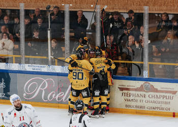 32 Turkulainen Jerry, 64 Scheidegger Joel, 8 Devos Philip-Michaël, But, C.G Photographie, Club National League, Colin Girard, HCA, HCA Vs SCRJ, HCAjoie, Hockey Club Ajoie, Joueurs 1ERE, NL, National League, Porrentruy, Postfinance Topscorer, RAIFFEISEN ARENA, Saison 2024-25, célébration, hockey