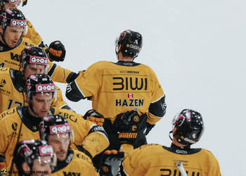 4 Hazen Jonathan, C.G Photographie, Club National League, Colin Girard, HCA, HCA Vs SCRJ, HCAjoie, Hockey Club Ajoie, Joueurs 1ERE, NL, National League, Porrentruy, RAIFFEISEN ARENA, Saison 2024-25, célébration, hockey