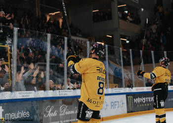 4 Hazen Jonathan, 8 Devos Philip-Michaël, C.G Photographie, Club National League, Colin Girard, Fin de match, HCA, HCA Vs SCRJ, HCAjoie, Hockey Club Ajoie, Joueurs 1ERE, NL, National League, Porrentruy, RAIFFEISEN ARENA, Saison 2024-25, Victoire, complicité, hockey