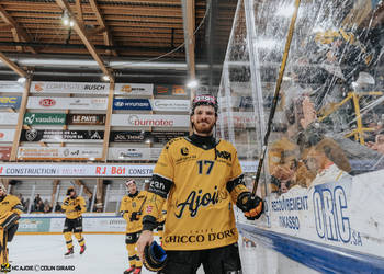 17 Thiry Thomas, C.G Photographie, Club National League, Colin Girard, Fin de match, HCA, HCA Vs SCRJ, HCAjoie, Hockey Club Ajoie, Joueurs 1ERE, NL, National League, Porrentruy, RAIFFEISEN ARENA, Saison 2024-25, Victoire, hockey, sourire