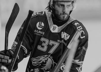 37 Nussbaumer Arno, C.G Photographie, Club National League, Colin Girard, HCA, HCA Vs HCAP, HCAjoie, Hockey Club Ajoie, Joueurs 1ERE, NL, National League, Porrentruy, RAIFFEISEN ARENA, Saison 2024-25, hockey, maillot noir
