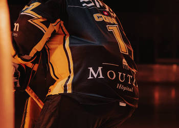 1 Conz Benjamin, C.G Photographie, Club National League, Colin Girard, HCA, HCA Vs HCL, HCAjoie, Hockey Club Ajoie, Joueurs 1ERE, NL, National League, Porrentruy, RAIFFEISEN ARENA, Saison 2024-25, entrée joueurs, hockey, maillot noir