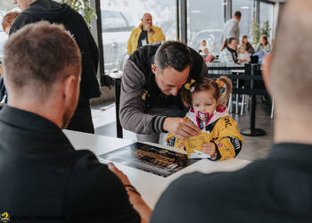 BIWI, C.G Photographie, Club National League, Colin Girard, Family Day, HC Ajoie, HCA, NL, National League, RAIFFEISEN ARENA, Saison25-26, avant match, biwi, hockey, sponsor, séance d'autographe