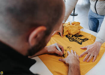 1 Conz Benjamin, C.G Photographie, Club National League, Colin Girard, Family Day, HC Ajoie, HCA, NL, National League, RAIFFEISEN ARENA, Saison 2025-26, Saison25-26, avant match, hockey, séance d'autographe
