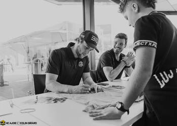 17 Thiry Thomas, 54 Garessus Lilian, C.G Photographie, Club National League, Colin Girard, Family Day, HC Ajoie, HCA, NL, National League, RAIFFEISEN ARENA, Saison 2025-26, Saison25-26, avant match, hockey, sourire, séance d'autographe