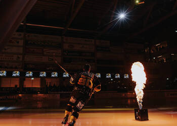 90 Fischer Jannik, C.G Photographie, Club National League, Colin Girard, HC Ajoie, HCA, Loutre, NL, National League, RAIFFEISEN ARENA, Saison 2025-26, Saison25-26, entrée joueurs, hockey