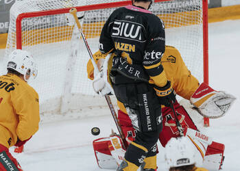 4 Hazen Jonathan, C.G Photographie, Club National League, Colin Girard, HC Ajoie, HCA, HCA Vs SCLTigers, NL, National League, RAIFFEISEN ARENA, Saison 2025-26, Saison25-26, hockey, occasion manquée