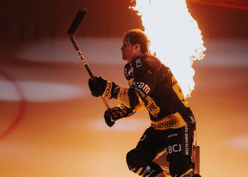 90 Fischer Jannik, C.G Photographie, Club National League, Colin Girard, HC Ajoie, HCA, HCA Vs HCD, NL, National League, RAIFFEISEN ARENA, Saison 2025-26, Saison25-26, avant match, entrée joueurs, hockey