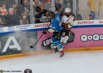87 Pedretti Marco, C.G Photographie, Club National League, Colin Girard, HC Ajoie, HCA, HCA Vs GSHC, Ligue contre le cancer, Match de charité, Movember, NL, National League, Qoqa, RAIFFEISEN ARENA, Saison 2025-26, Saison25-26, charge à la bande, faute, hockey, sponsor