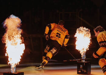 2 Pilet Valentin, C.G Photographie, Club National League, Colin Girard, HC Ajoie, HCA, HCA Vs EHCB, NL, National League, RAIFFEISEN ARENA, Saison 2025-26, Saison25-26, entrée joueurs, hockey