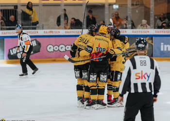 3 Honka Anttoni, But, C.G Photographie, Club National League, Colin Girard, Groupe, HC Ajoie, HCA, HCA Vs EHCB, NL, National League, Postfinance Topscorer, Qoqa, RAIFFEISEN ARENA, Saison 2025-26, Saison25-26, célébration, hockey, sponsor