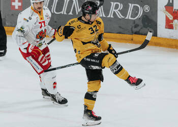 32 Turkulainen Jerry, But, C.G Photographie, Club National League, Colin Girard, HC Ajoie, HCA, HCA Vs EHCB, Humard, NL, National League, RAIFFEISEN ARENA, Saison 2025-26, Saison25-26, célébration, hockey, sponsor