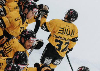 32 Turkulainen Jerry, But, C.G Photographie, Club National League, Colin Girard, HC Ajoie, HCA, HCA Vs EHCB, NL, National League, RAIFFEISEN ARENA, Saison 2025-26, Saison25-26, célébration, hockey