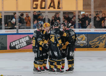 19 Wick Jeremy, 3 Honka Anttoni, 32 Turkulainen Jerry, 4 Hazen Jonathan, 74 Nättinen Julius, But, C.G Photographie, Club National League, Colin Girard, HC Ajoie, HCA, HCA Vs SC Bern, NL, National League, Postfinance Topscorer, RAIFFEISEN ARENA, Saison 2025-26, Saison25-26, célébration, hockey, sponsor