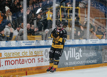 17 Thiry Thomas, C.G Photographie, Club National League, Colin Girard, Fin de match, HC Ajoie, HCA, HCA Vs ZSCLions, NL, National League, Public, RAIFFEISEN ARENA, Saison 2025-26, Saison25-26, cop, hockey, kop, supporter