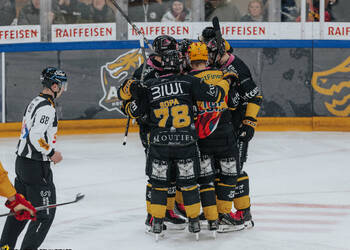 3 Honka Anttoni, 78 Sopa Kyen, But, C.G Photographie, Club National League, Colin Girard, Groupe, HC Ajoie, HCA, HCA Vs SCLTigers, NL, National League, Postfinance Topscorer, RAIFFEISEN ARENA, Saison 2025-26, Saison25-26, célébration, hockey, sponsor