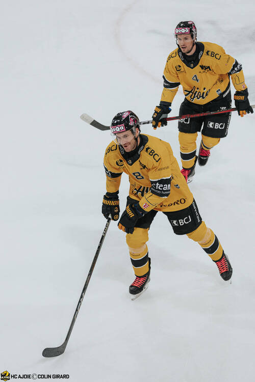 4 Hazen Jonathan, 8 Devos Philip-Michaël, But, C.G Photographie, Club National League, Colin Girard, HCA, HCA Vs SCRJ, HCAjoie, Hockey Club Ajoie, Joueurs 1ERE, NL, National League, Porrentruy, RAIFFEISEN ARENA, Saison 2024-25, célébration, hockey, sourire