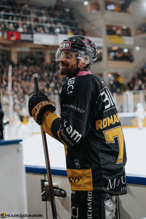 70 Romanenghi Matteo, C.G Photographie, Club National League, Colin Girard, HC Ajoie, HCA, HCA Vs EHCB, NL, National League, RAIFFEISEN ARENA, Saison 2025-26, Saison25-26, hockey, sourire