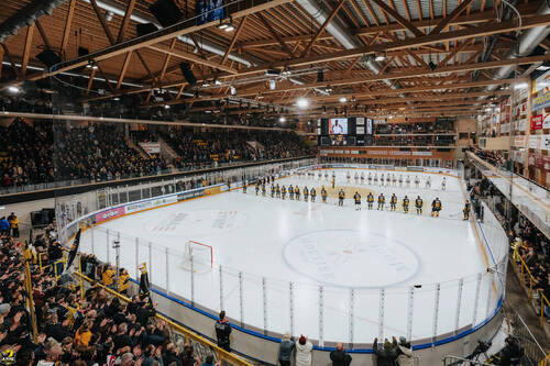C.G Photographie, Club National League, Colin Girard, HC Ajoie, HCA, HCA Vs HCAP, NL, National League, RAIFFEISEN ARENA, Saison25-26, avant match, hockey, hommage Raphaël Meyer, intérieur patinoire (ouverture dans une nouvelle fenêtre)