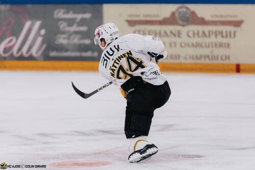 Nättinen use de son puissant tir à la Tissot Arena