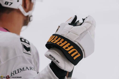 C.G Photographie, Colin Girard, GSHC, Genève Servette Hockey Club, HCA, HCAjoie, Hockey Club Ajoie, Maillot Extérieur, Maillot blanc, Match amical, NL, National League, Porrentruy, RAIFFEISEN ARENA, Saison 2024-25, gant, hockey